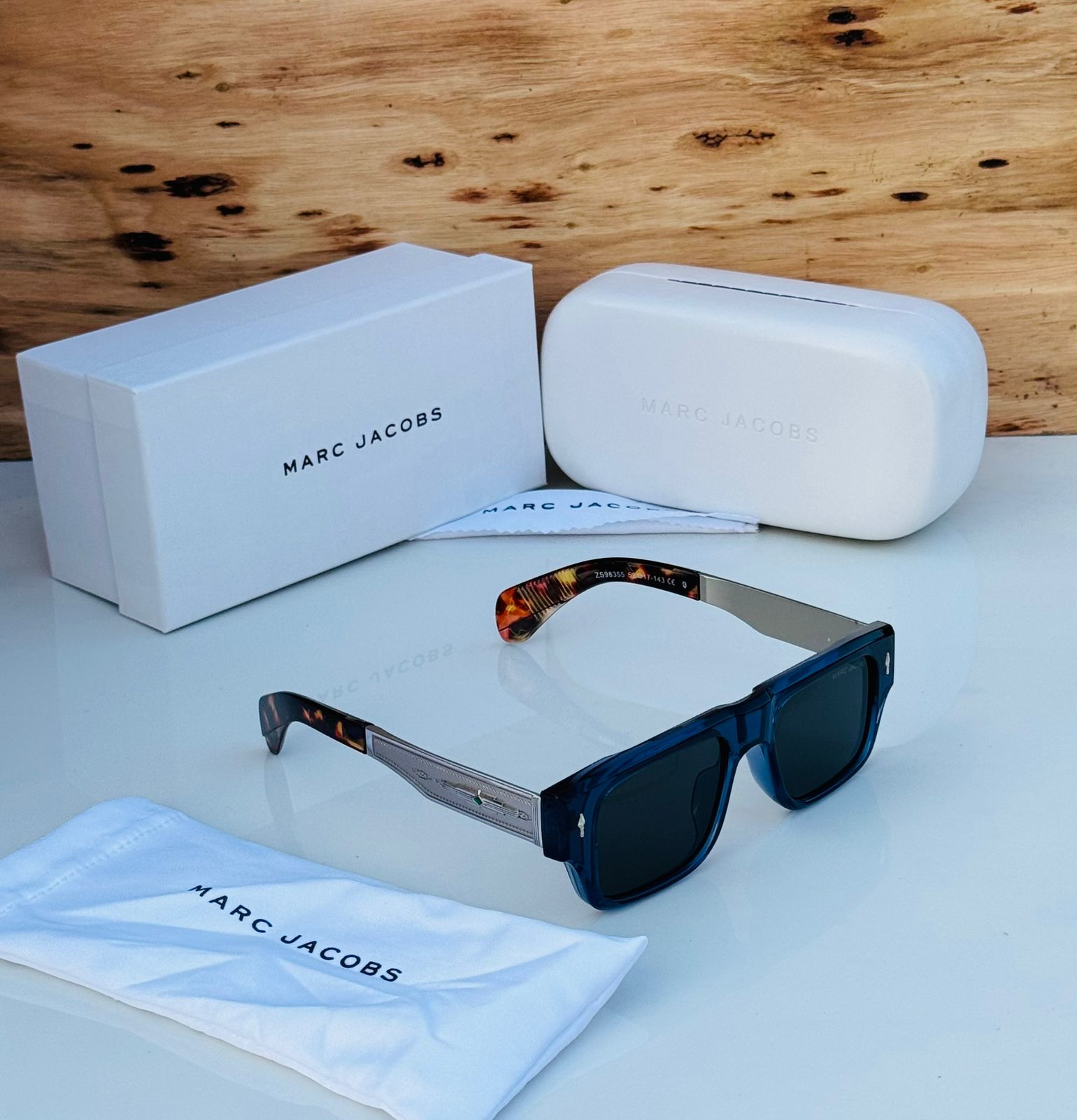 Marc-Jacobs-Signature-Square-Gradient-Black-Gold-Sunglasses-1 Marc Jacobs Signature Square Gradient Black-Gold Sunglasses - Image 1